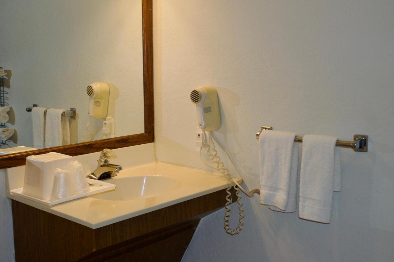 Knights Inn Bridgeport Frankenmuth Bagian luar foto